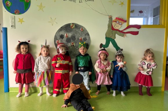 Nos enfants sont prêts (ou presque) pour le défilé du Carnaval de Chassigny.