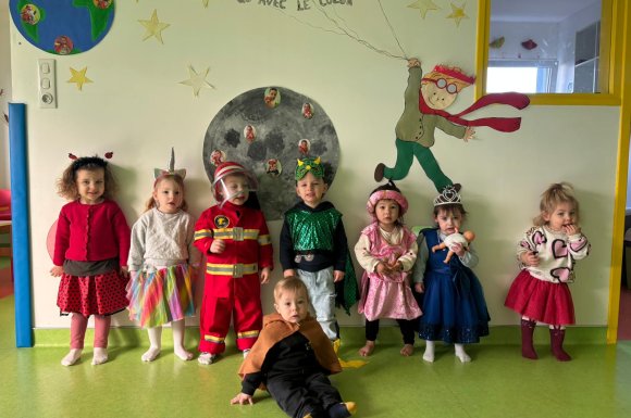 Nos enfants sont prêts (ou presque) pour le défilé du Carnaval de Chassigny.