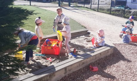 Nous adorons  jouer dans le bac à sable.