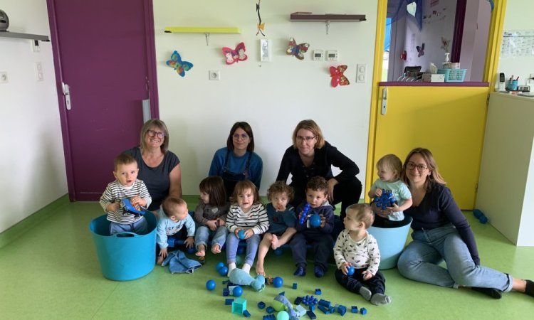 Journée tout en bleu, des vêtements aux jouets.
