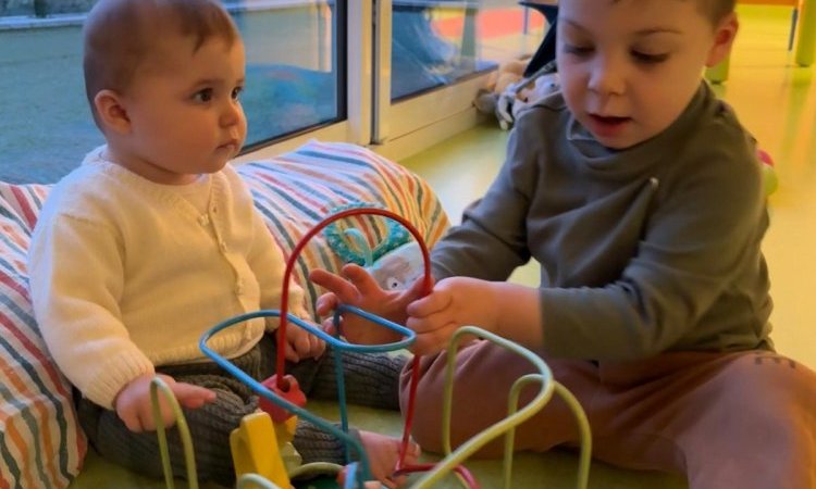 Jeux complice entre frère et soeur 