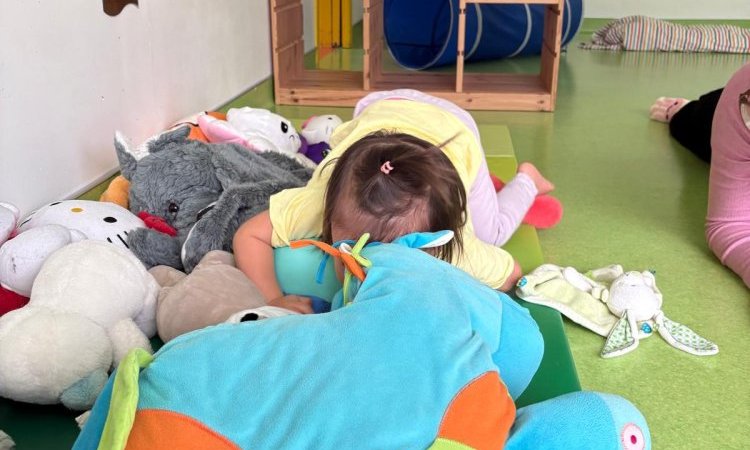 Ramper au milieu des peluches