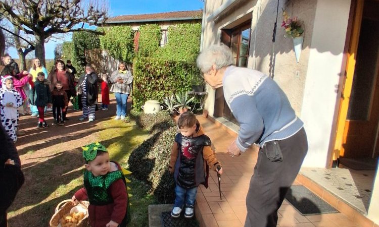 Nous faisons la distribution de  délicieuse bugne pendant ce défilé.