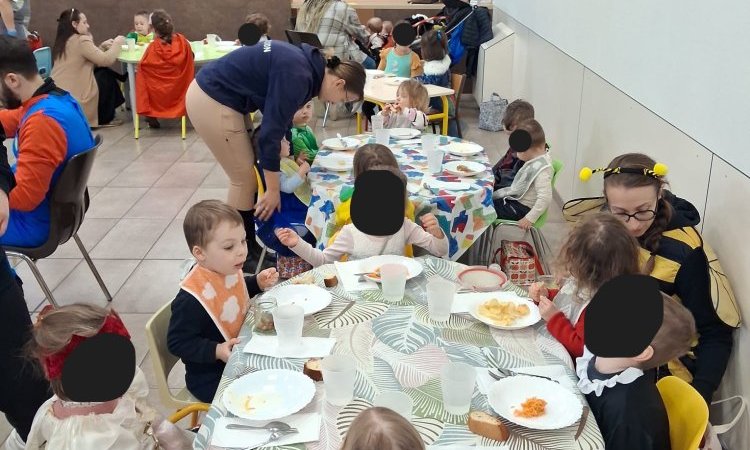 Après notre défile, nous avons partagé le repas avec les enfants de l'école.